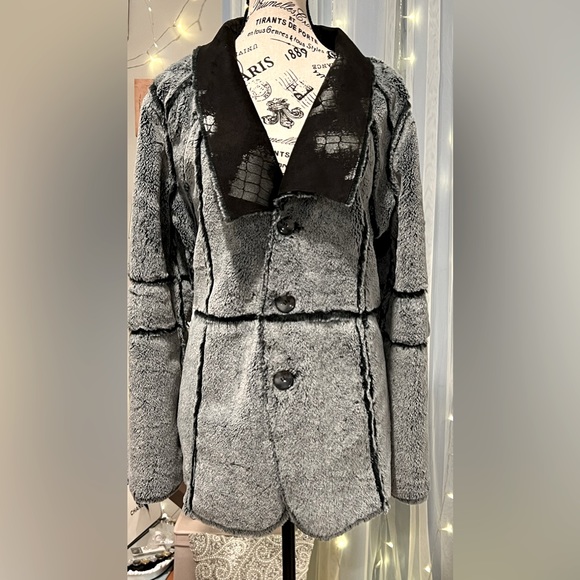 Ubu "Wicked Fur" Reversible Fur Coat
Size M with Patchwork Pattern.NWT - Picture 7 of 11